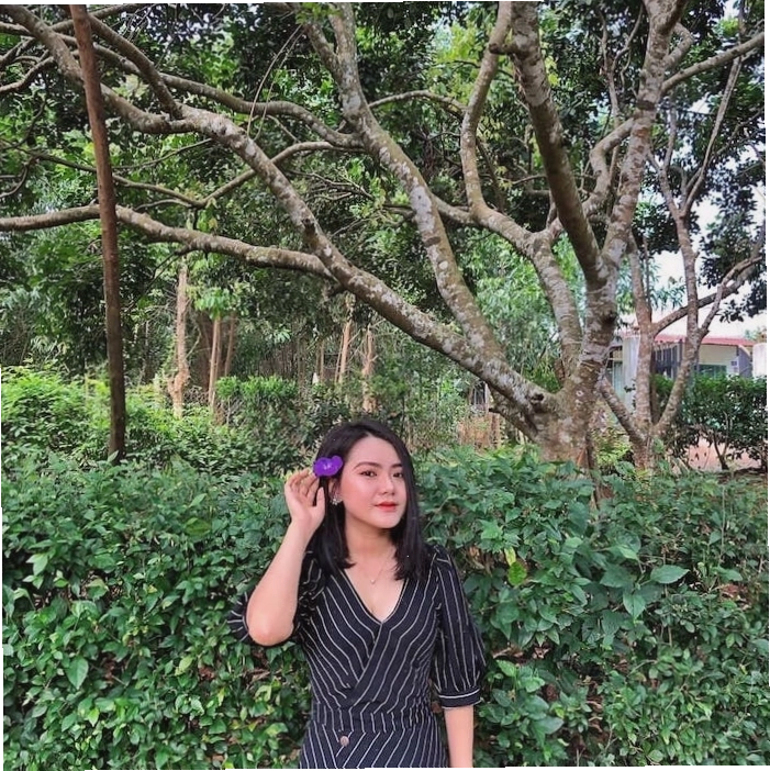 Lối đi nhỏ uốn lượn giữa không gian cây xanh