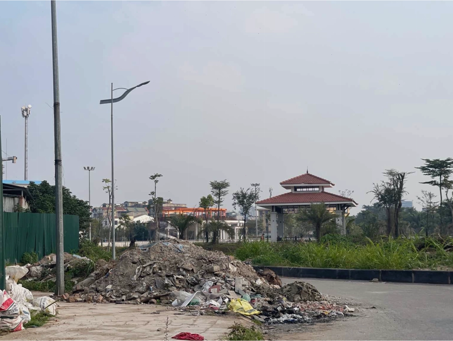 Lối đi quanh công viên Ngọc Thụy ngập rác thải trước khi được dọn dẹp