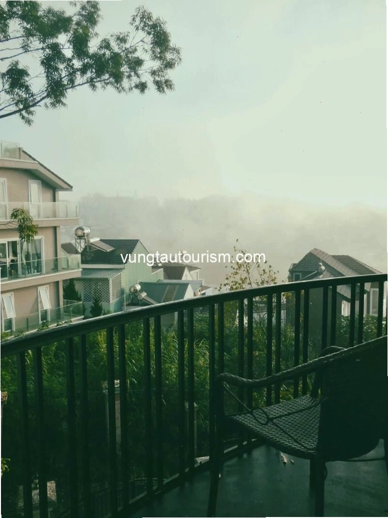Lối đi rải sỏi tại G Family Homestay tạo cảm giác gần gũi thiên nhiên