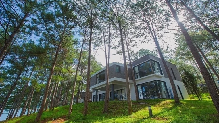 Lối đi rợp bóng cây tại Terracotta Hotel & Resort Dalat