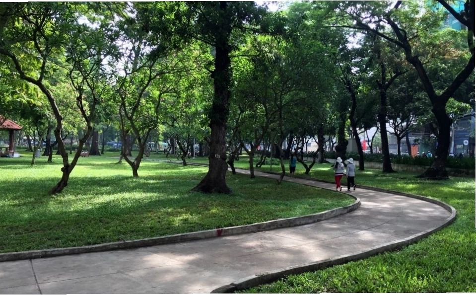 Lối đi trong Công viên Lê Văn Tám