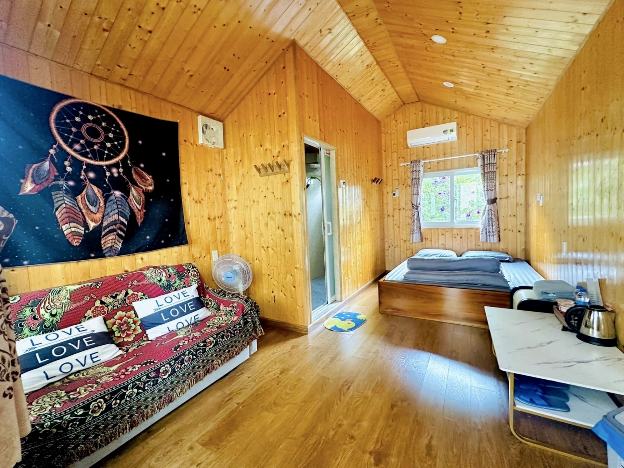 Lối đi xanh mát dẫn vào các căn bungalow