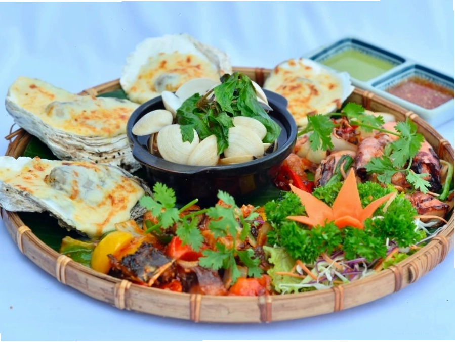 Lối đi xanh mát dẫn vào nhà hàng Lúa Nếp Bến Tre