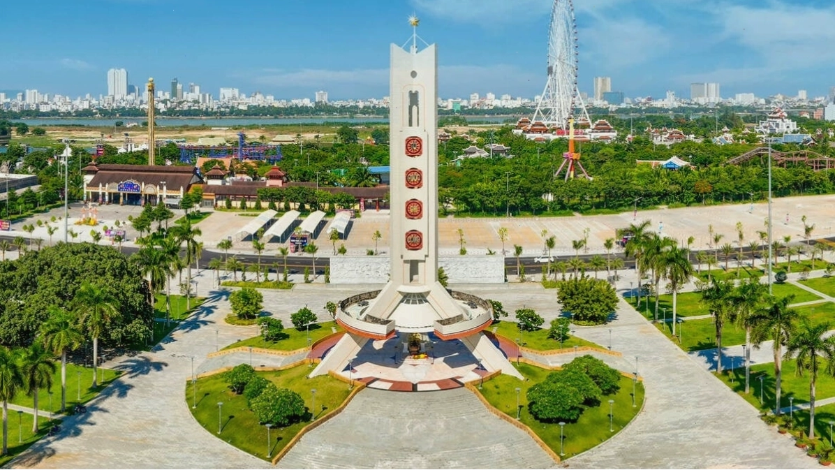 Lối đi xanh mát trong công viên Quảng trường 2/9