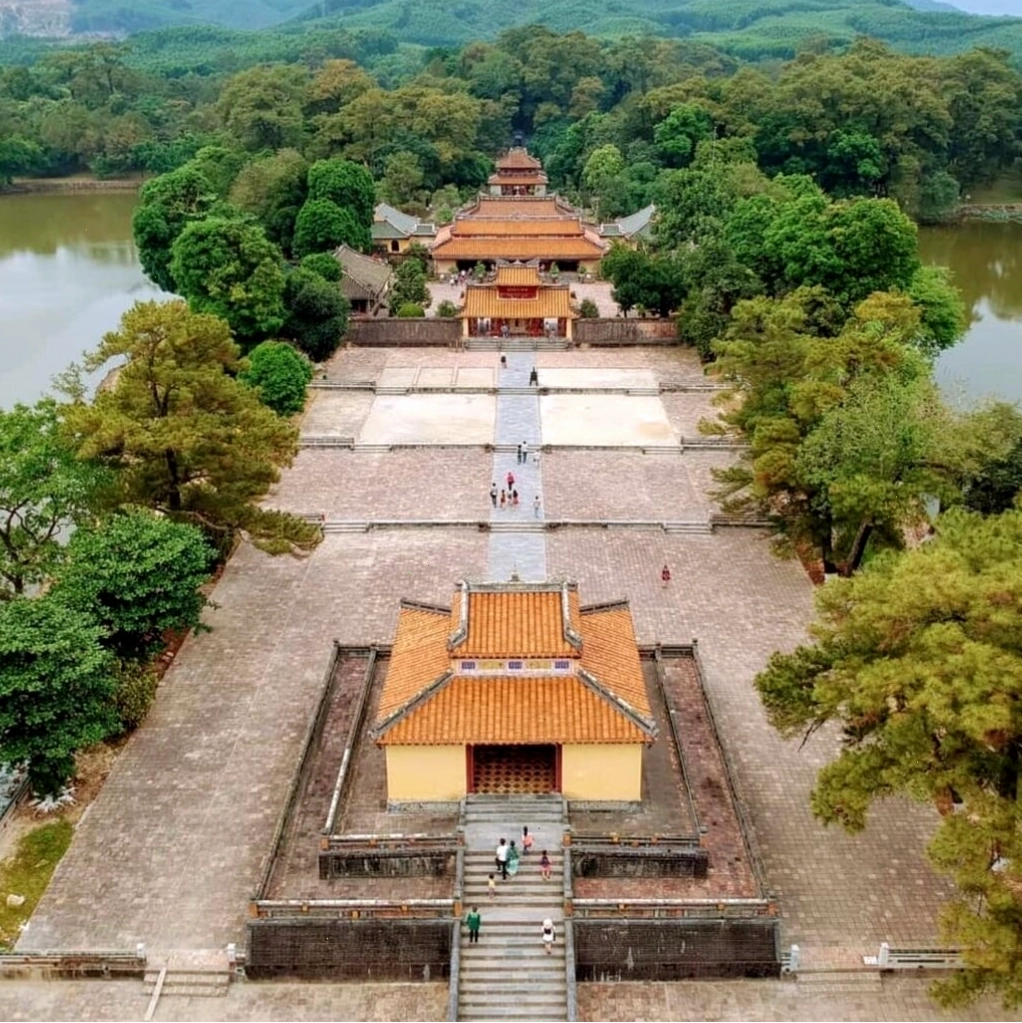 Lối đi xanh mát trong khuôn viên khu nghỉ dưỡng