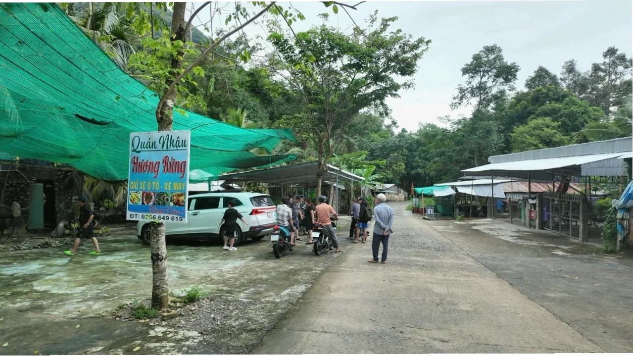 Lối mòn dẫn vào Suối Tà Lọt