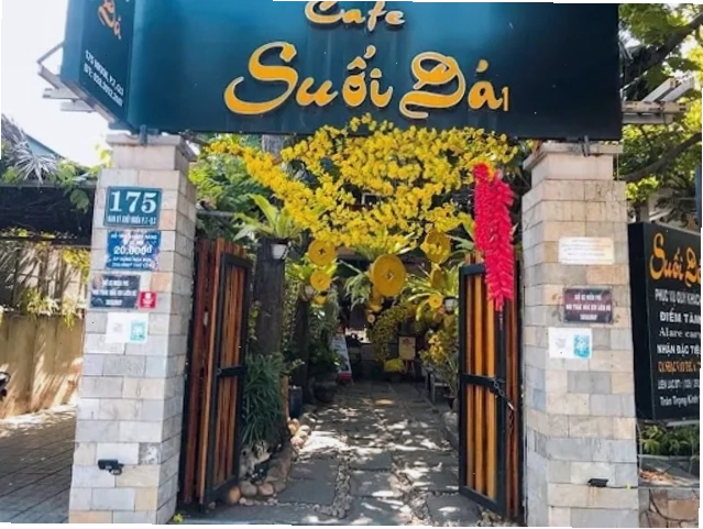 Lối vào Cafe Suối Đá với kiến trúc độc đáo