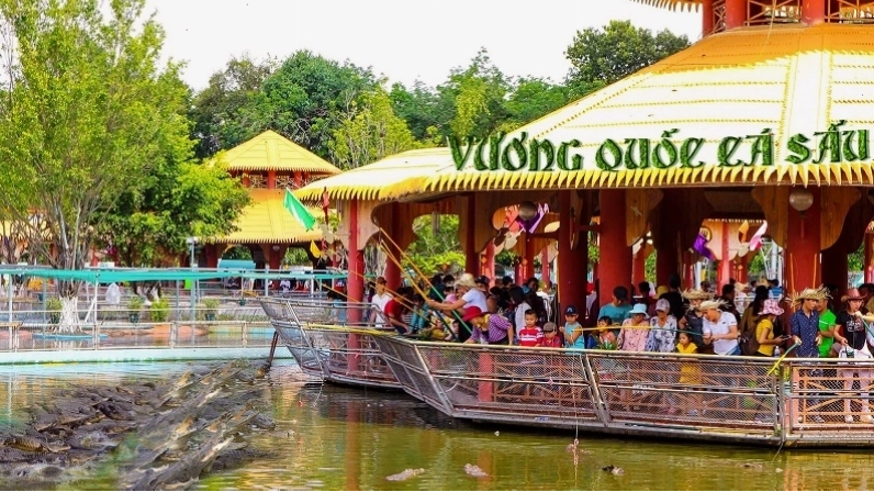 Lối vào Công viên Văn hóa Suối Tiên với các biểu tượng đặc trưng