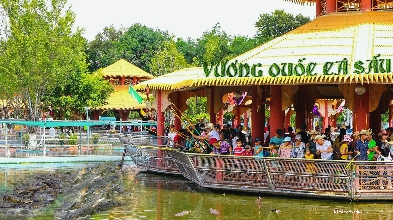 Lối vào Công viên Văn hóa Suối Tiên với kiến trúc độc đáo