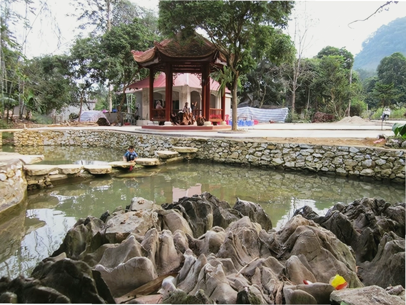 Lối vào Đền Suối Tiên ở Yên Bái