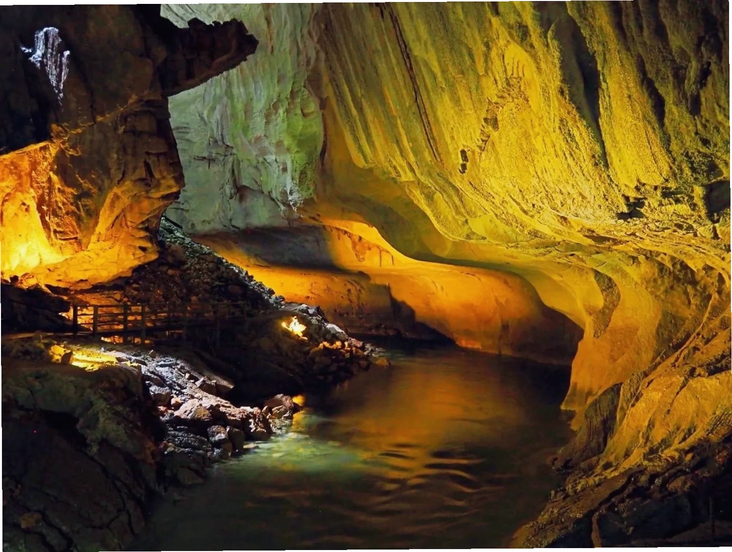 Lối vào một hang động lớn với cảnh quan thiên nhiên hùng vĩ