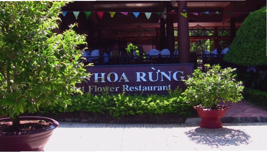Lối vào nhà hàng Hoa Rừng tại Suối khoáng nóng Bình Châu