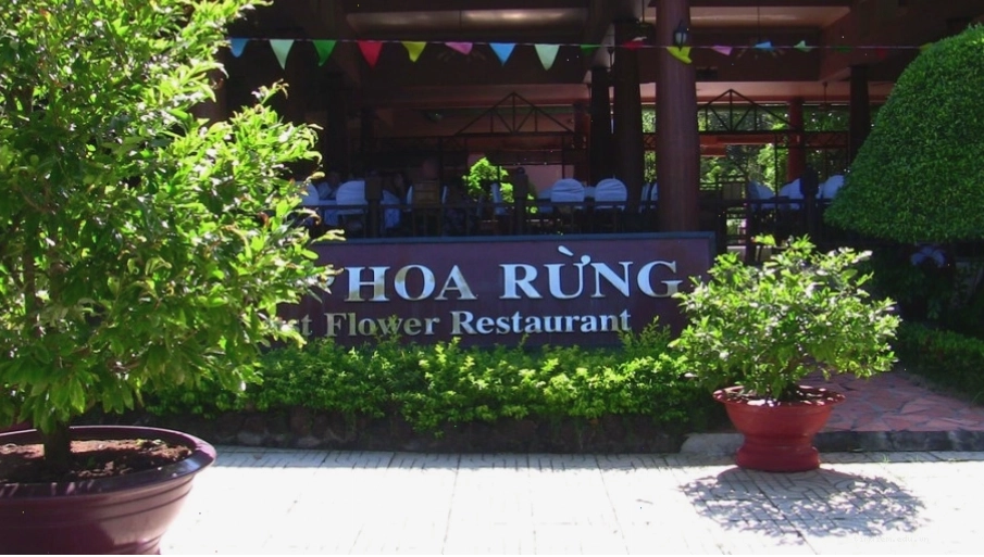 Lối vào nhà hàng Hoa Rừng với không gian xanh mát