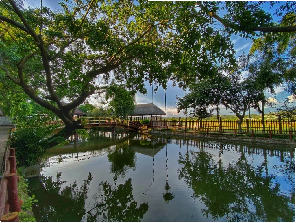 Lối vào Nhà hàng Thiên Thanh Pleiku với cây cầu bắc qua hồ thơ mộng