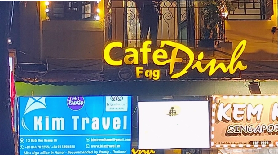 Lối vào nhỏ nhắn của Cafe Đinh trên phố Đinh Tiên Hoàng