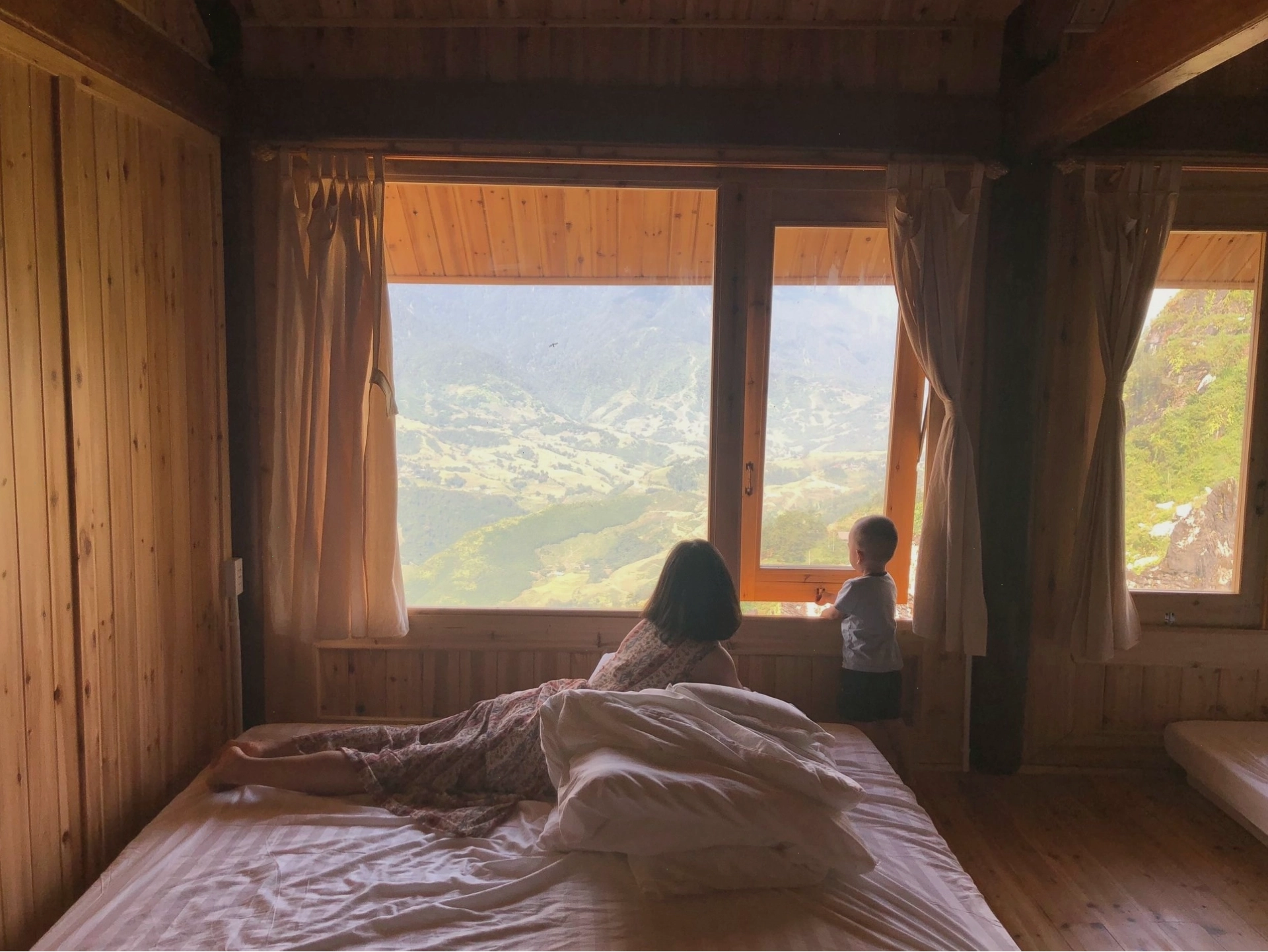 Lối vào Rock Garden Sapa Homestay lúc hoàng hôn