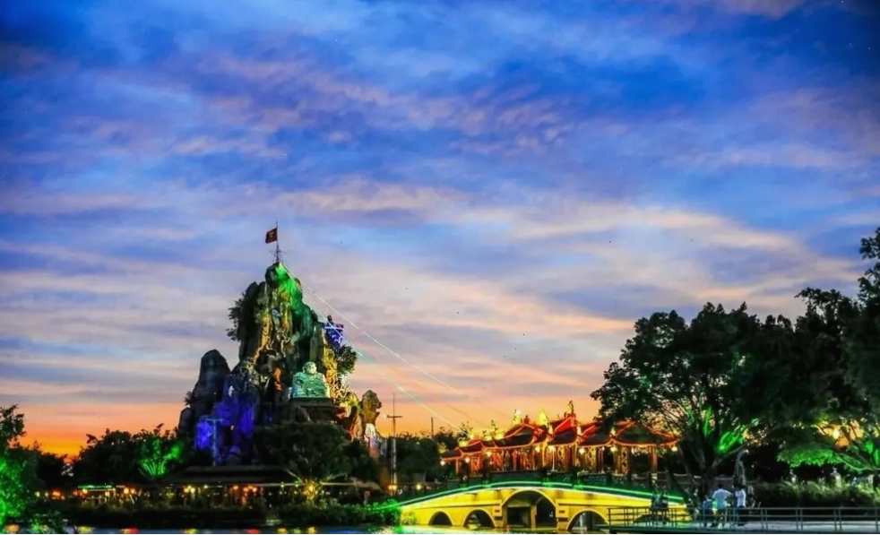 Long Điền Sơn lung linh về đêm với hệ thống đèn trang trí