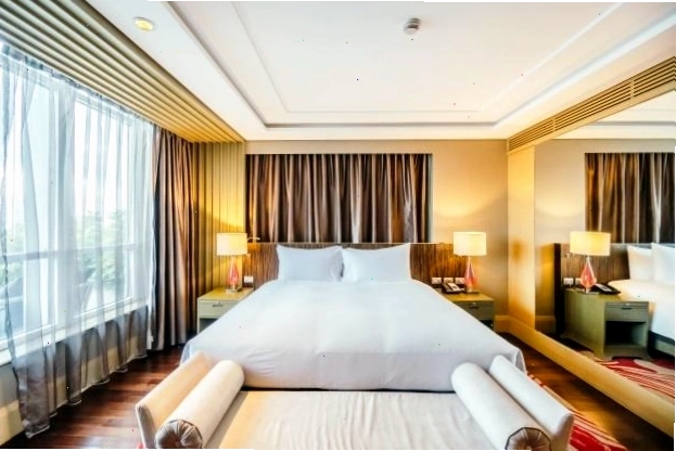 Luxe Hotel Quảng Bình nhìn từ xa với cảnh quan xung quanh