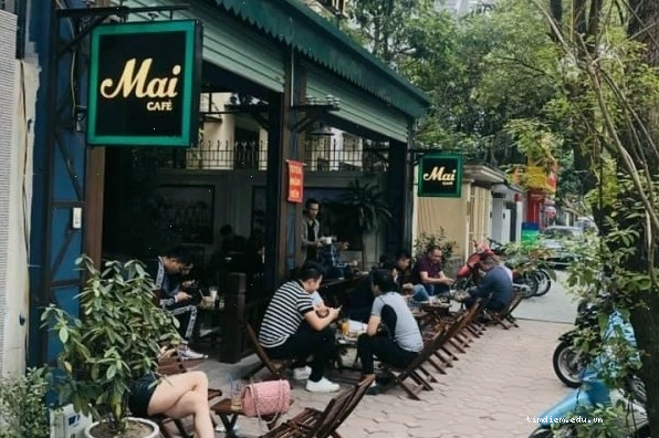 Ly cà phê đen đậm đà tại Cafe Mai
