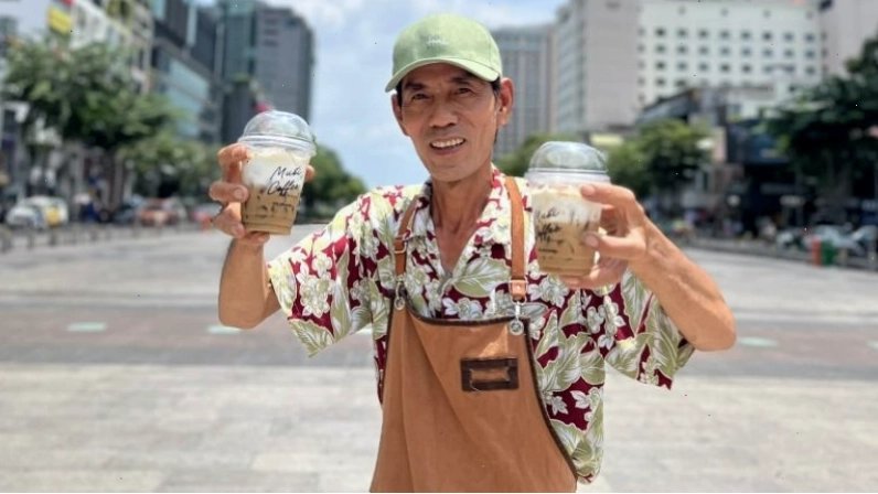 Ly cà phê muối Chú Long với lớp kem béo ngậy hấp dẫn