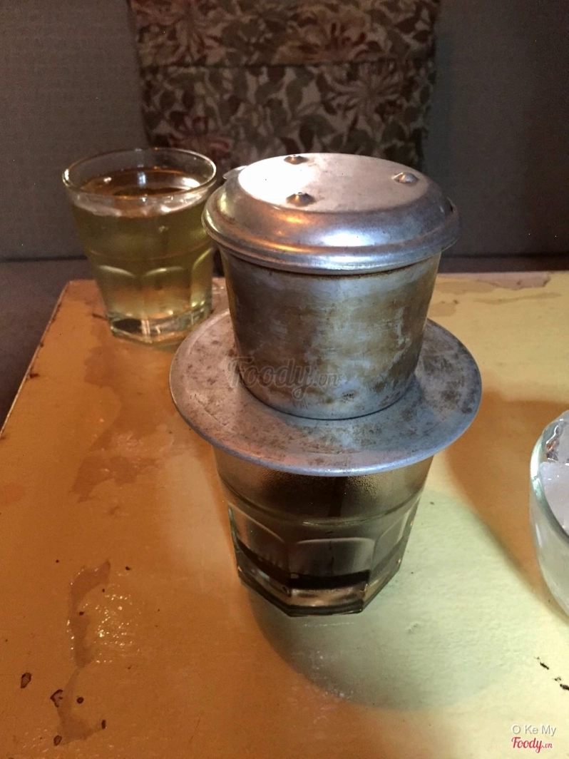 Ly cà phê phin đậm đà tại Trầm Cafe
