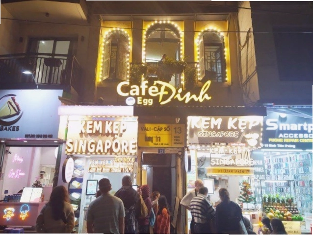 Ly cà phê trứng béo ngậy tại Cafe Đinh với lớp kem trứng dày mịn