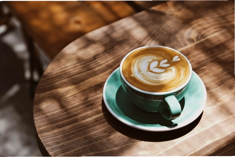 Ly cafe sáng đẹp trong không gian ấm áp