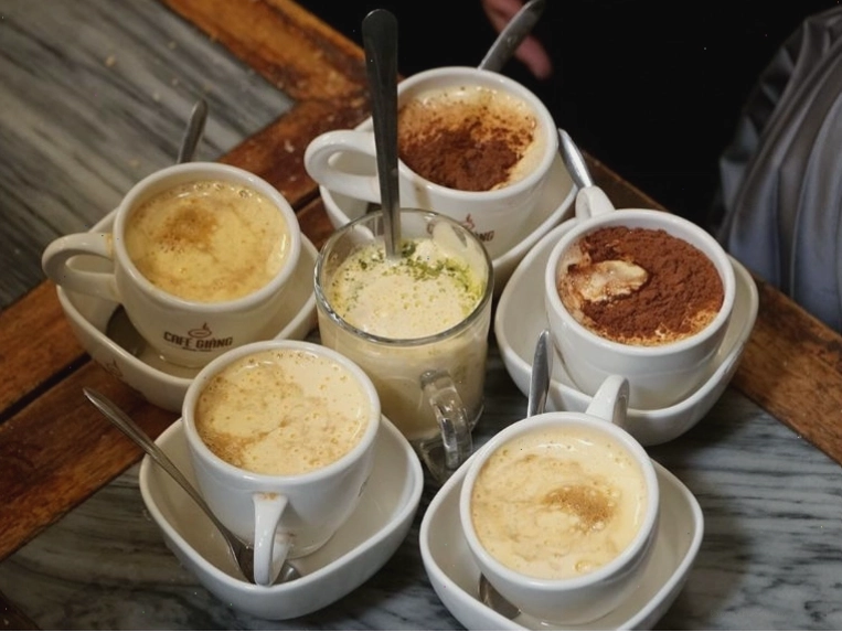 Ly cafe trứng hấp dẫn tại Giảng Cafe