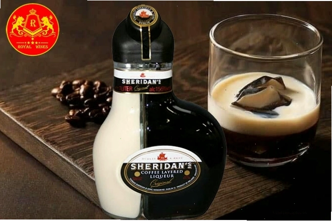 Ly rượu cafe sữa Sheridan's được rót ra thưởng thức