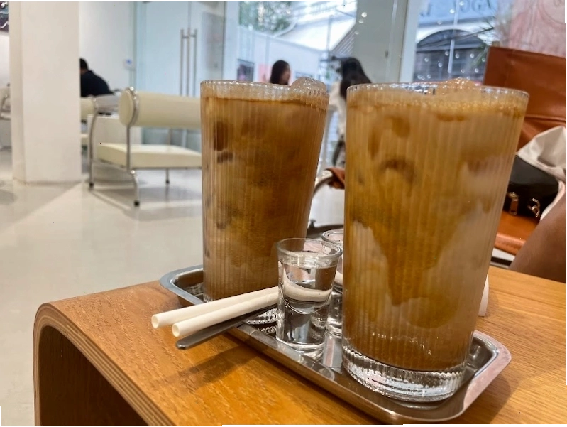 Ly Seasalt caramel latte thơm ngon tại XYZ Cafe