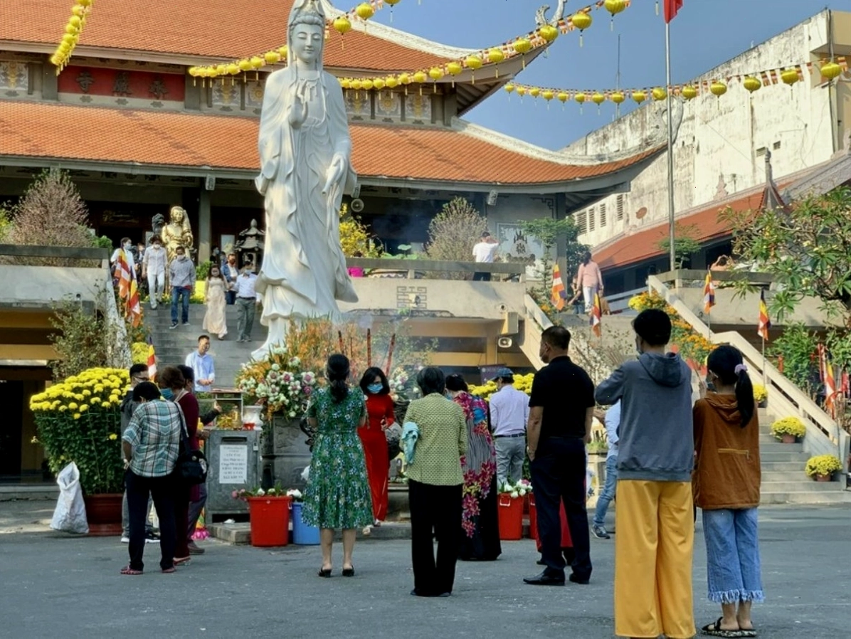 Mặc trang phục nhã nhặn khi lễ chùa trên đỉnh núi Bà Đen
