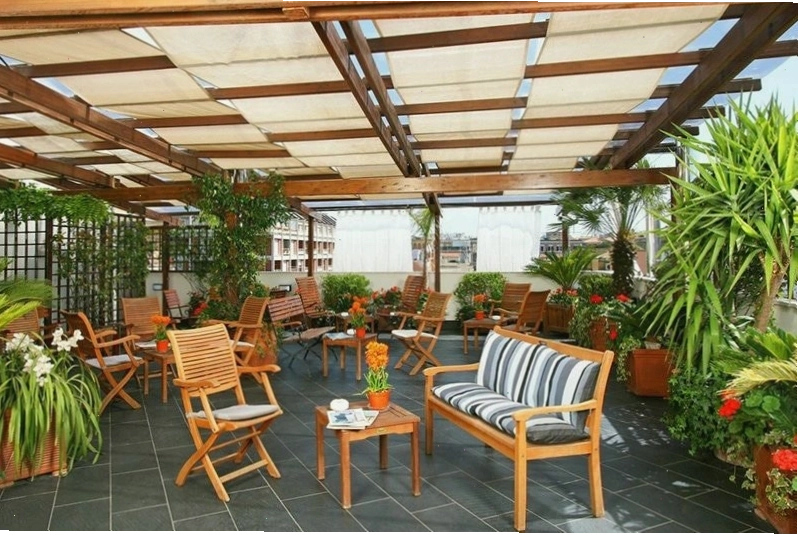 Mái che cho quán cafe sân vườn giúp che nắng và mưa hiệu quả