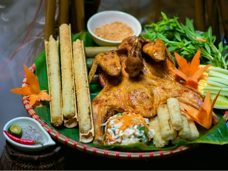 Mâm cơm trưa với các món đặc sản núi rừng tại Cúc Phương