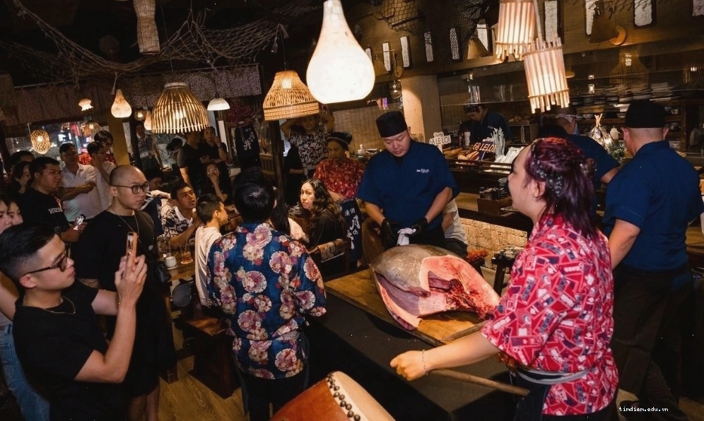 Màn trình diễn độc đáo của đầu bếp ngay tại Shamoji Robata Yaki
