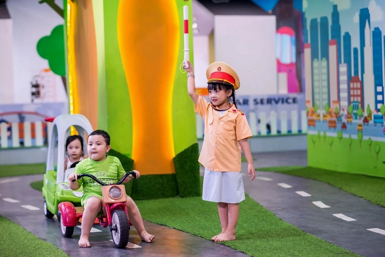 Mặt hồ lớn tại Công Viên Thủ Lệ