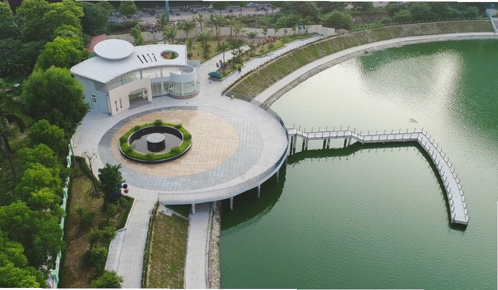 Mặt hồ phẳng lặng tại Công viên Thanh Xuân