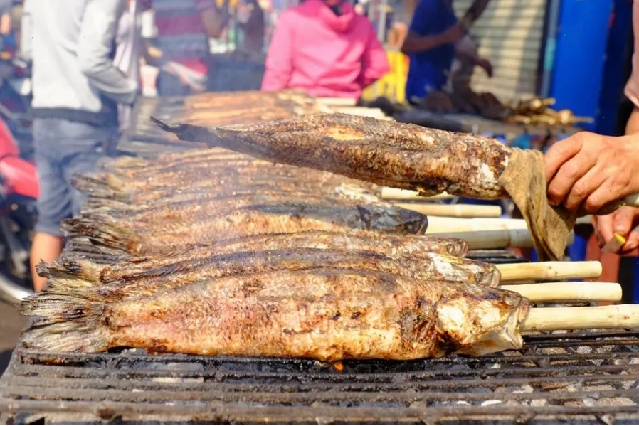 Mặt nước sông Quây Sơn phẳng lặng gần Thác Bản Giốc