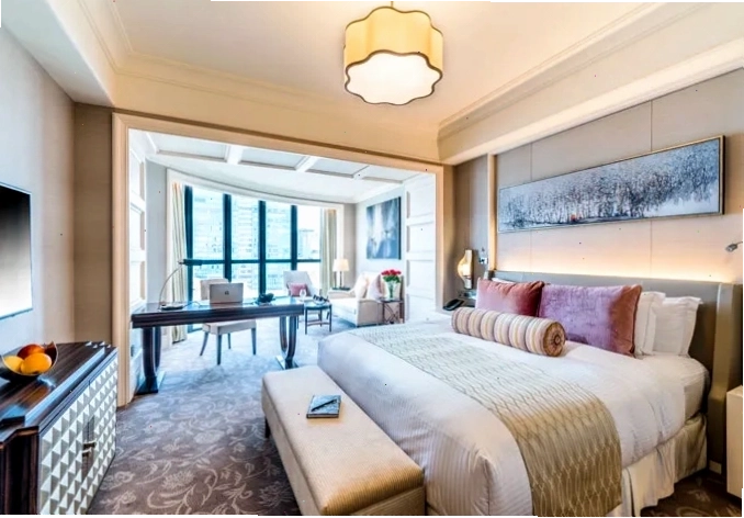 Mặt tiền khách sạn Caravelle Saigon về đêm