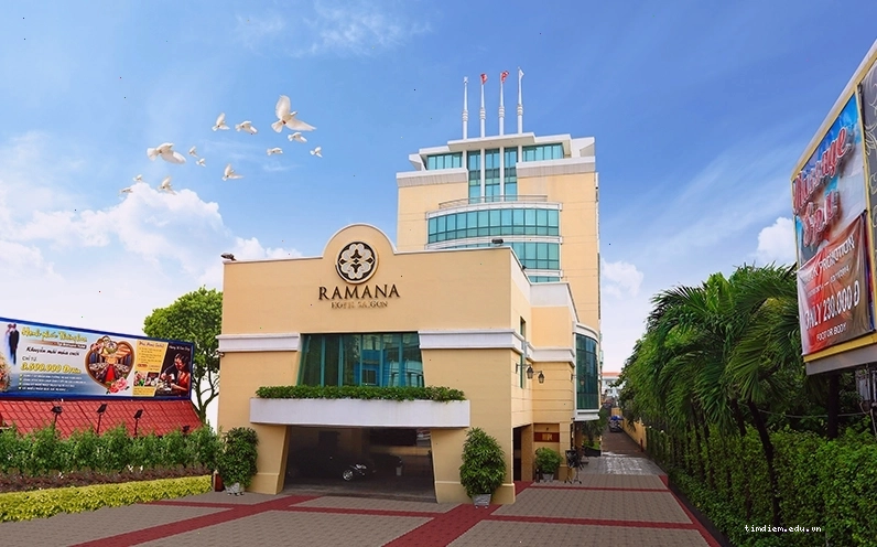Mặt tiền Khách sạn Ramana Saigon nổi bật trên đường Lê Văn Sỹ