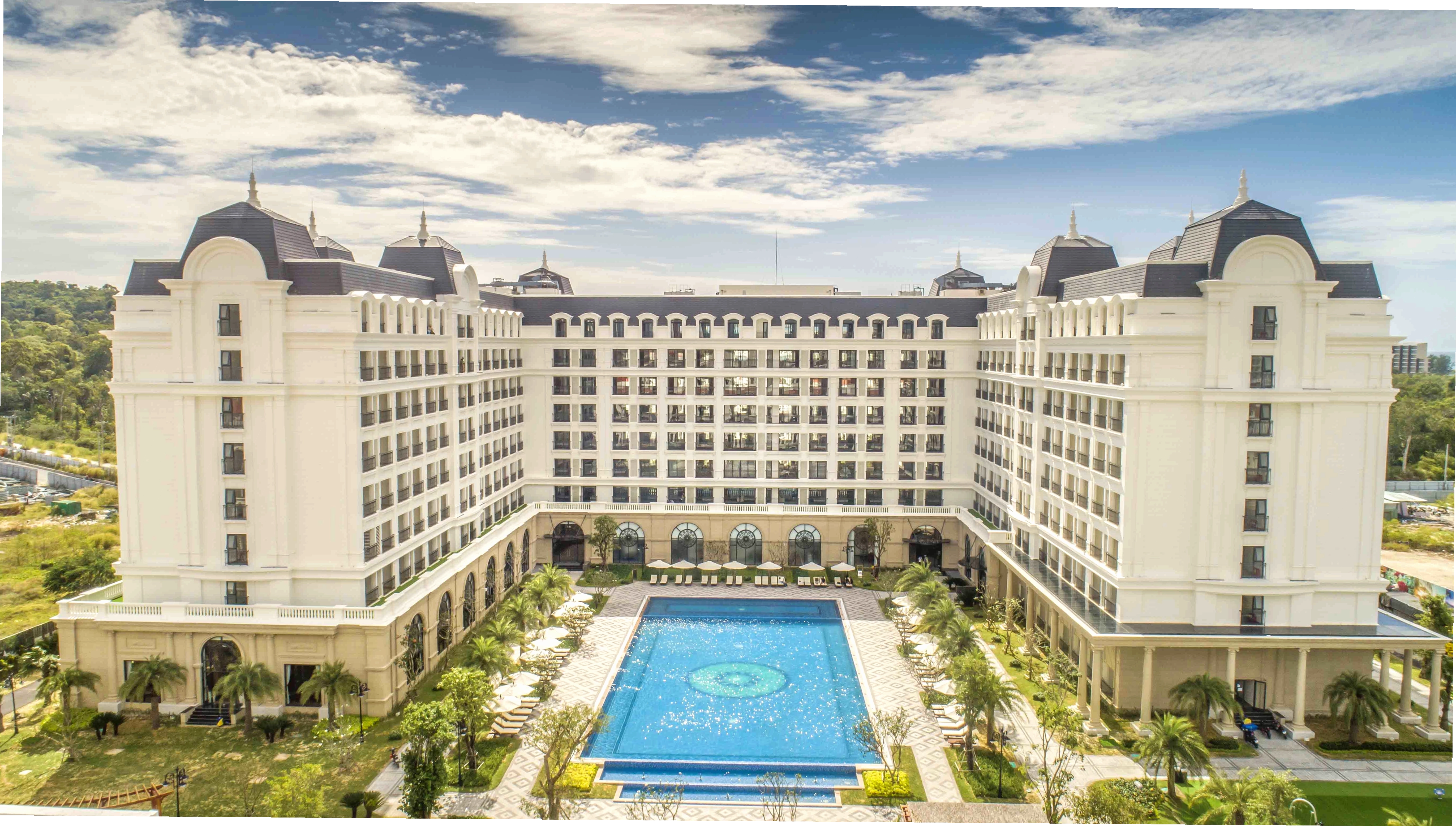 Mặt tiền khách sạn Sheraton Cần Thơ về ban đêm