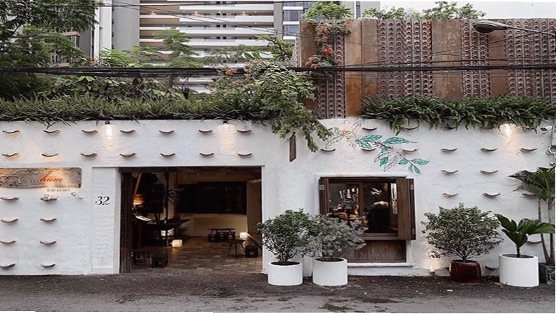 Mặt tiền một quán cafe D2 với thiết kế hiện đại và nhiều cây xanh