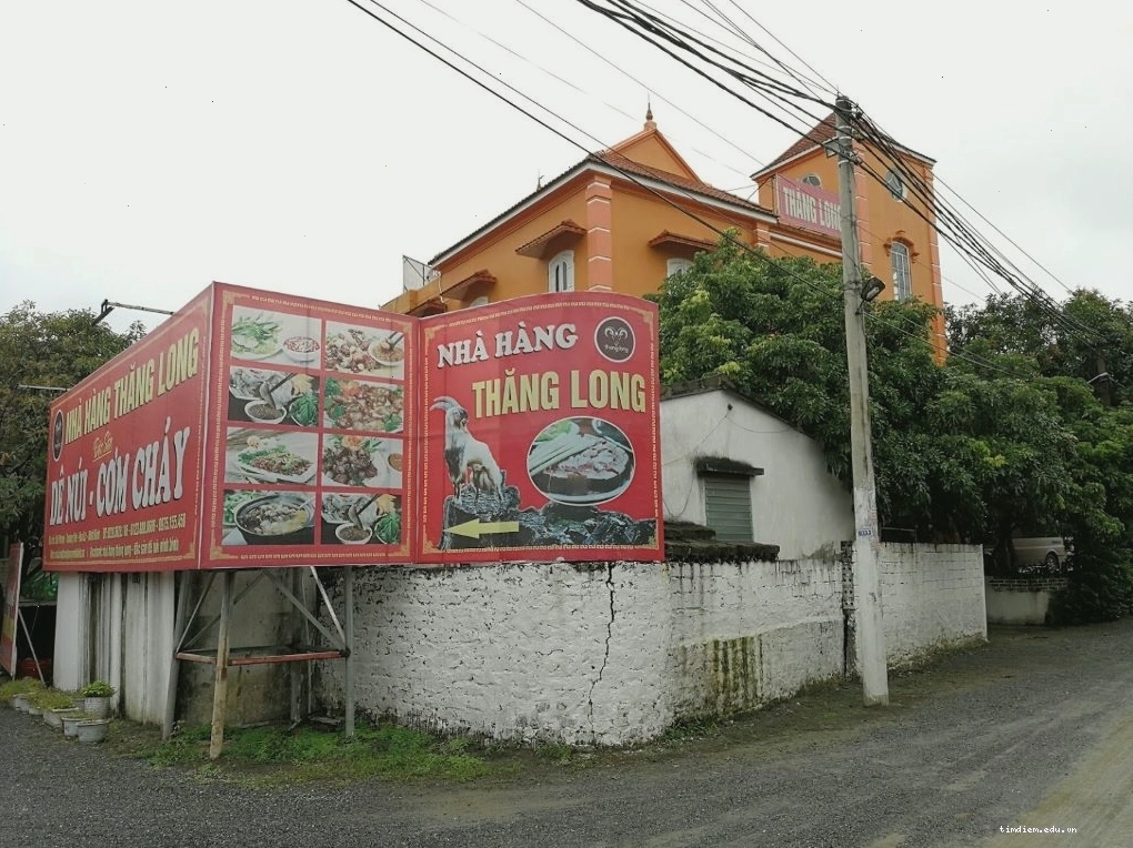 Mặt tiền Nhà hàng Thăng Long tại Ninh Bình với bãi đỗ xe rộng rãi