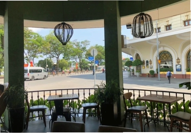 Mặt tiền Runam Đồng Khởi nổi bật với kiến trúc cổ điển trên đường Đồng Khởi