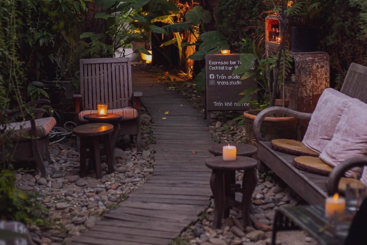 Mặt tiền Trốn Cafe với không gian xanh mát và lối kiến trúc độc đáo