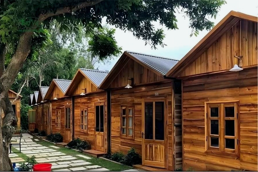 Mẫu nhà homestay đẹp sử dụng gỗ tự nhiên tạo cảm giác ấm cúng và sang trọng