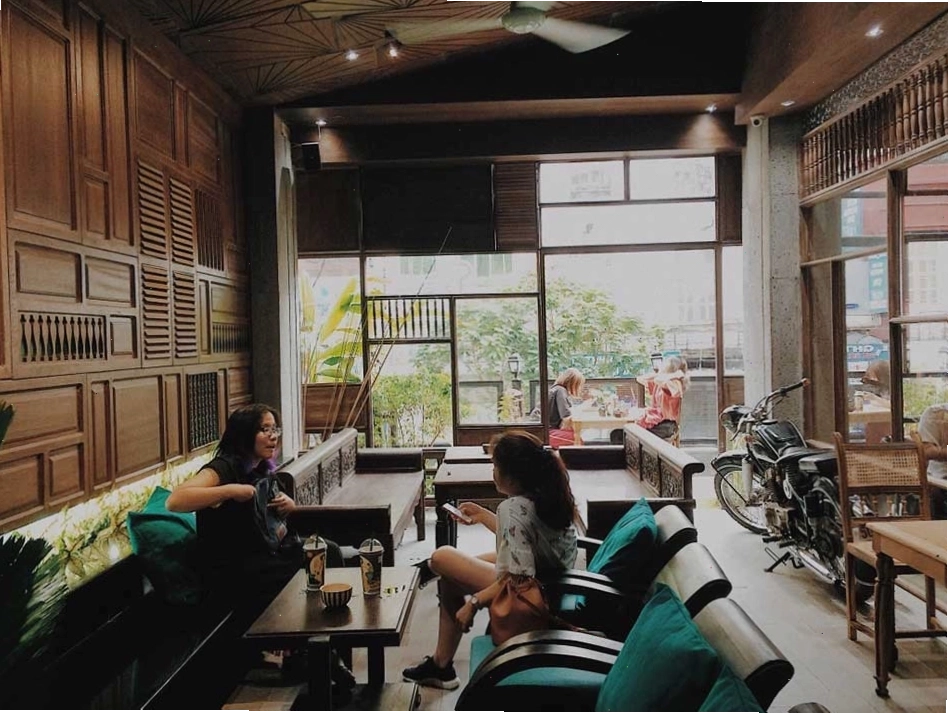 Màu sắc ấm áp chủ đạo trong thiết kế quán cafe phong cách Vintage