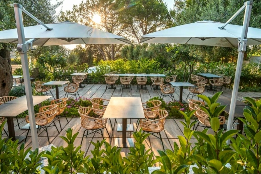 Mẫu thiết kế nhà hàng sân vườn phong cách resort