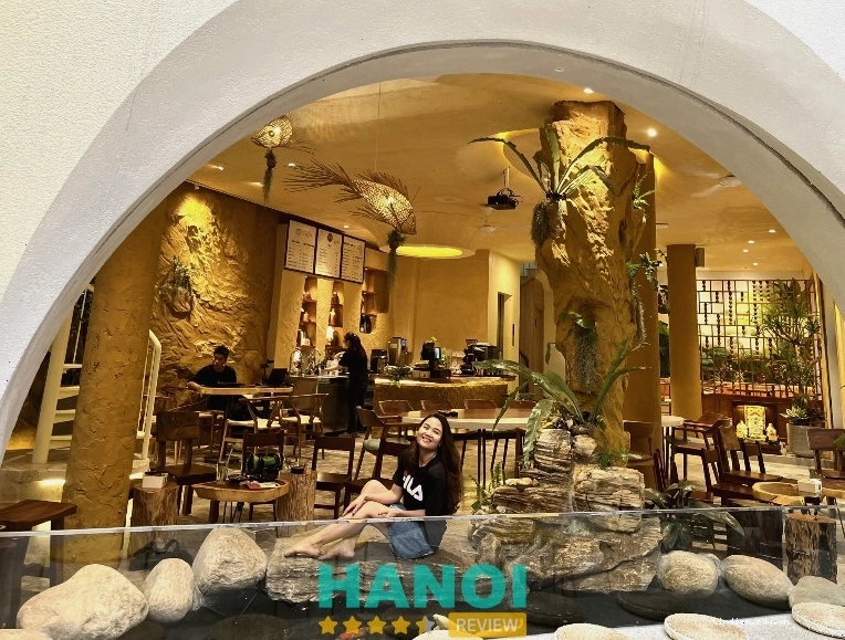 Mega Coffee với hồ cá Koi
