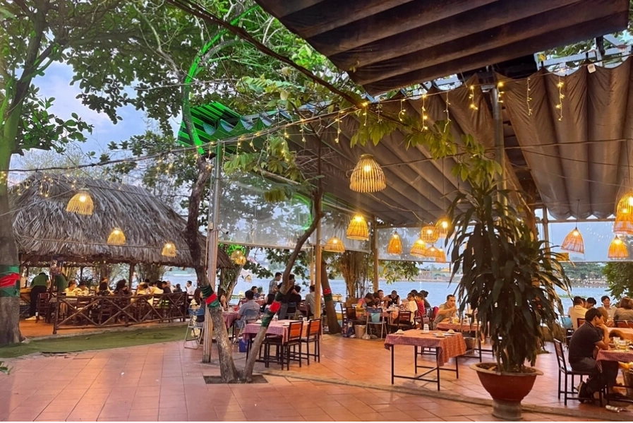 Mekong Quán, nhà hàng ven sông Sài Gòn với không gian thoáng đãng
