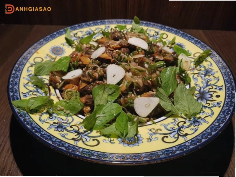 Menu đa dạng tại Nhà hàng Hồng Hạnh 2 với nhiều món hải sản hấp dẫn
